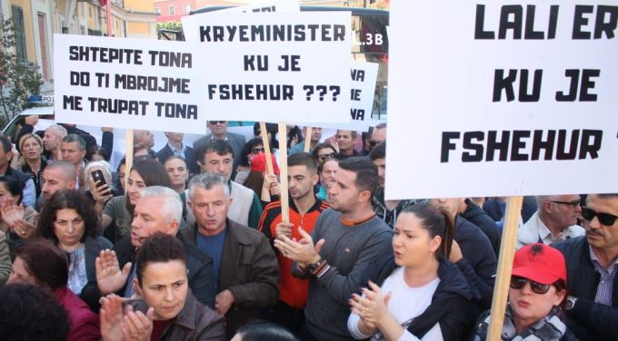 Banoret e Unazes se re zhvendosin protesten perpara Bashkise: Kerkojne demshperblim